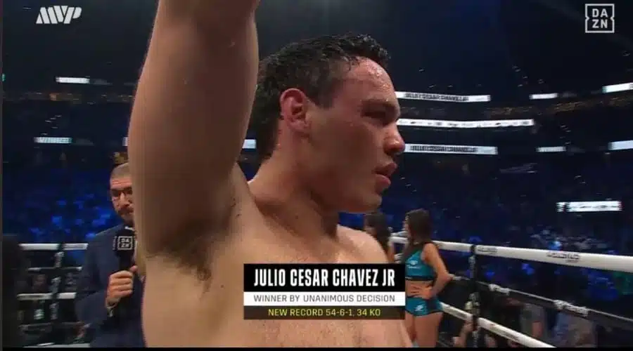 Julio César Chávez Jr resulta victorioso en su pelea contra Uriah Hall