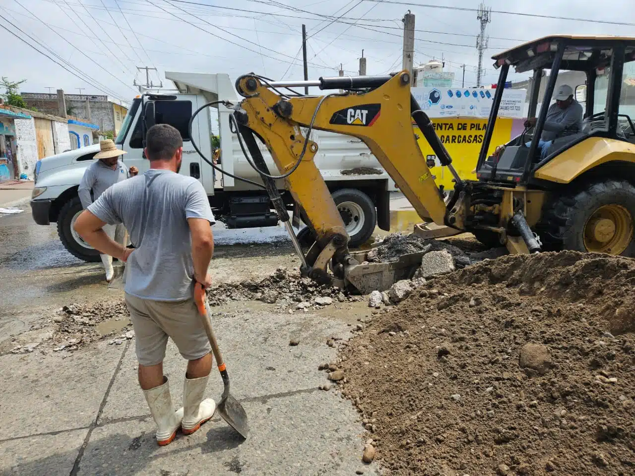 Jumapam trabajando en el derrame de aguas residuales en la colonia Benito Juárez