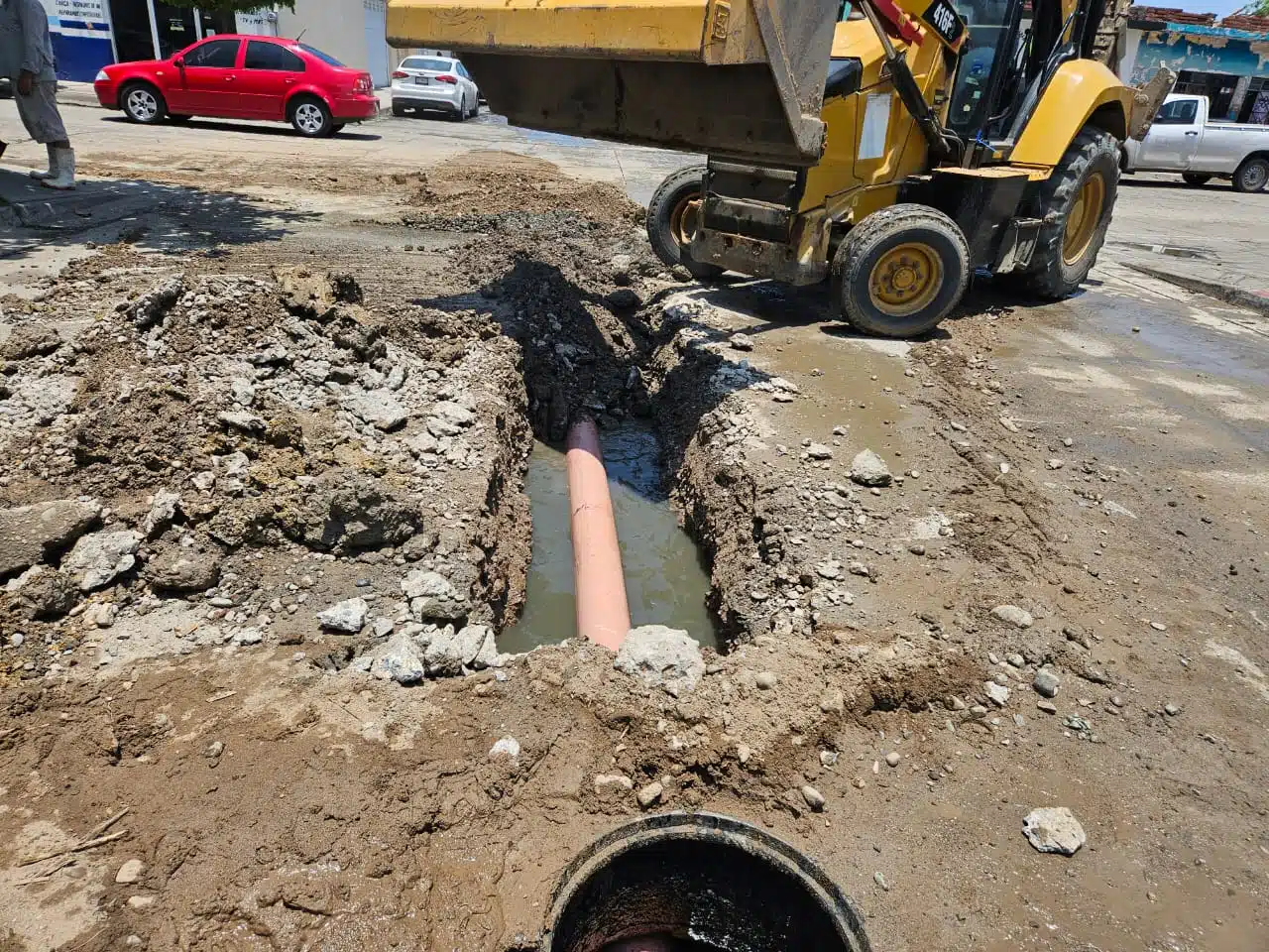 Jumapam trabajando en el derrame de aguas residuales en la colonia Benito Juárez