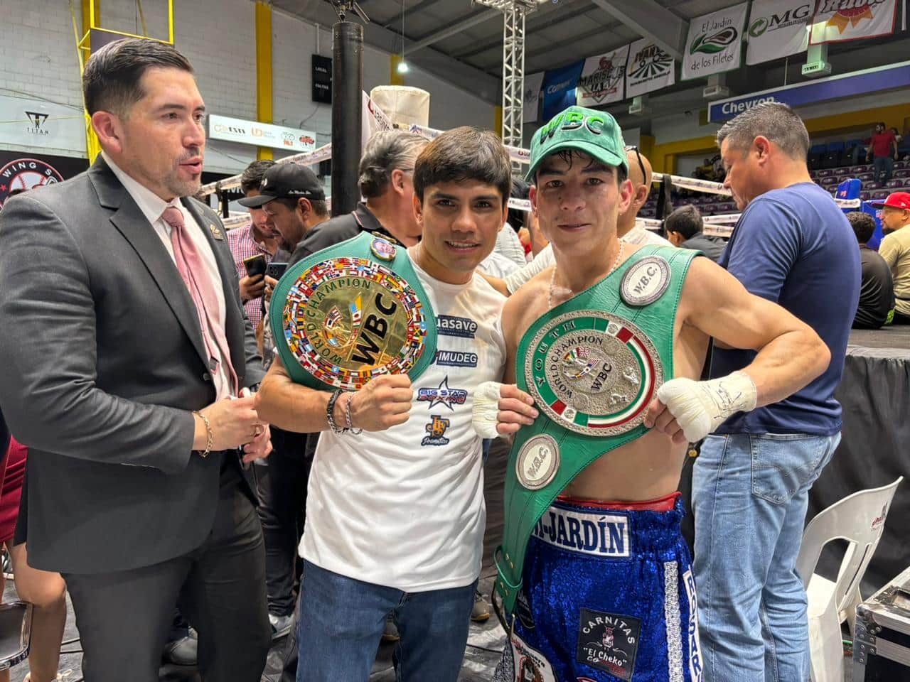Karim Arce muestra su cinturón junto al pugilista mazatleco Pedro Guevara en Guasave