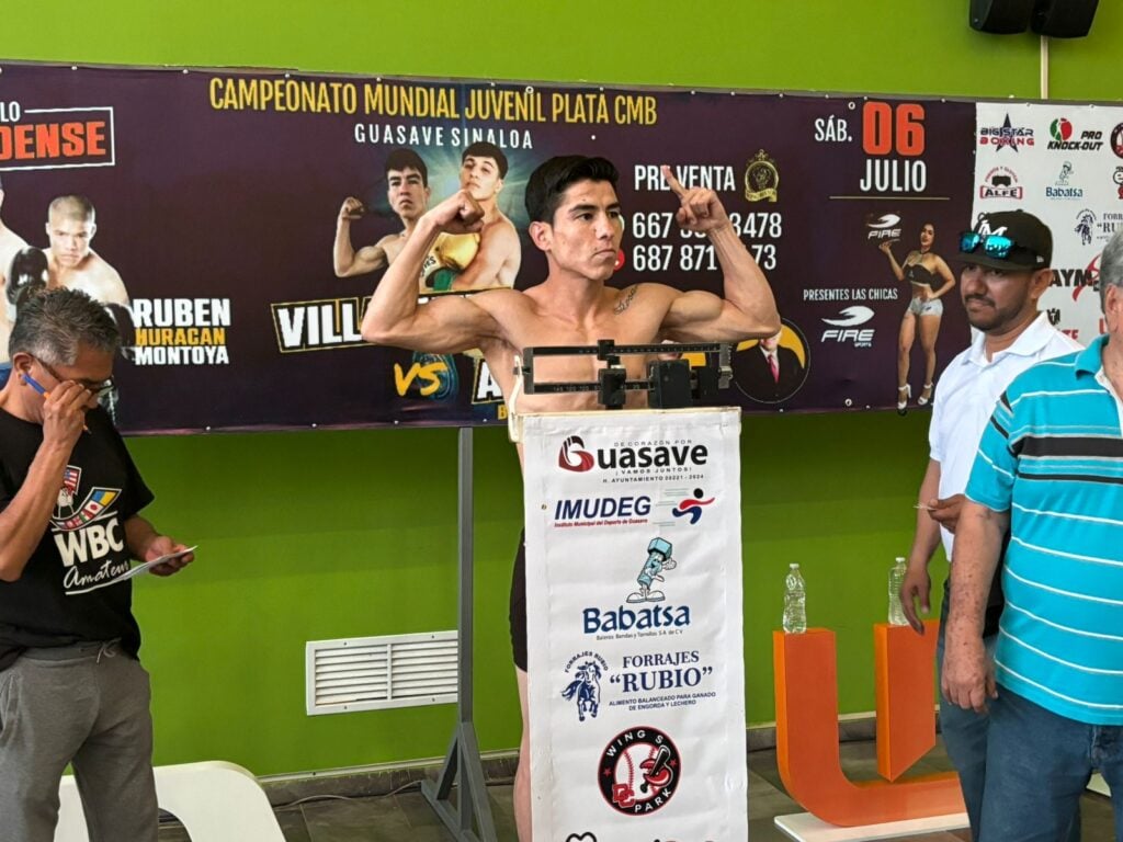 Karim “Bulterrier” Arce en la báscula en Guasave