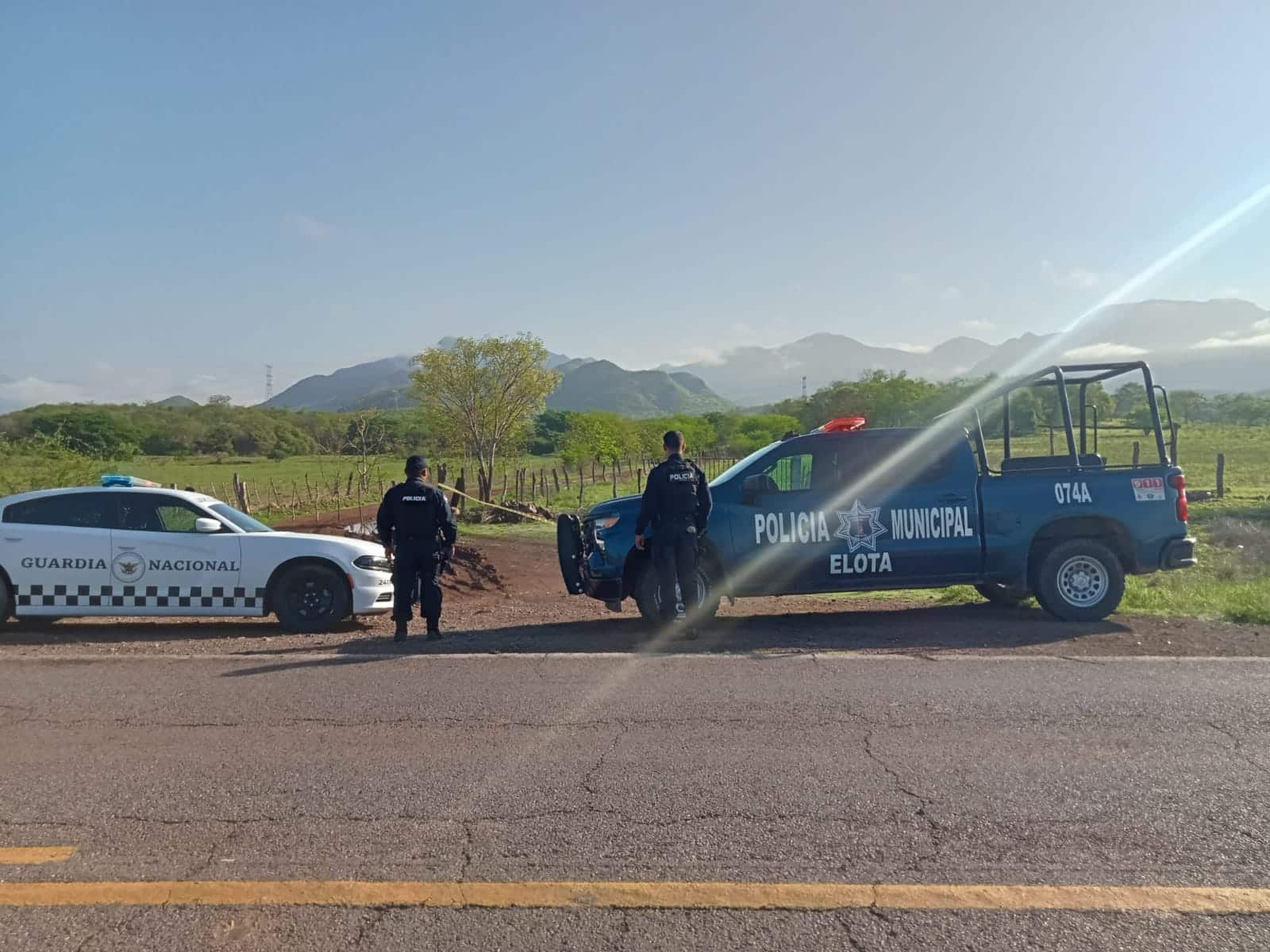 Elementos de la Guardia Nacional y Polic´+ia Municipal resguardan el lugar donde encontraron los tres cuerpos en Elota.