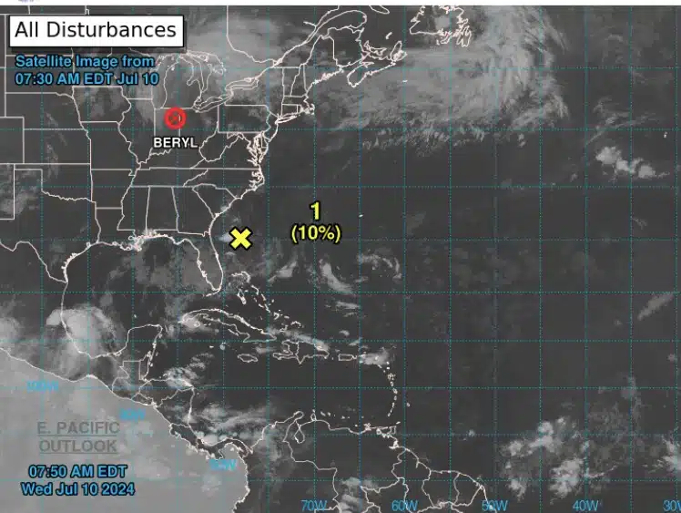 La imagen del NHC indica todavía a Beryl en tierra, mientras una perturbación mantiene un 10 % de probabilidad ciclónica en el Atlántico.
