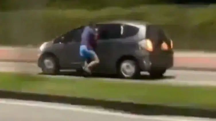 VIDEO: Intentó robar un celular y terminó aferrado a la ventana de un vehículo a toda velocidad