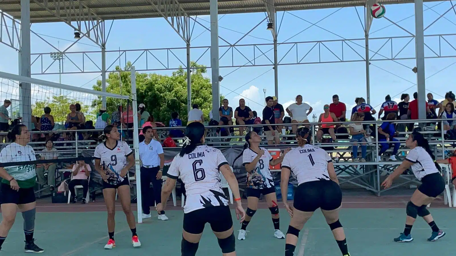 Las señoras están encantadas de estar en Mazatlán festival de voleibol