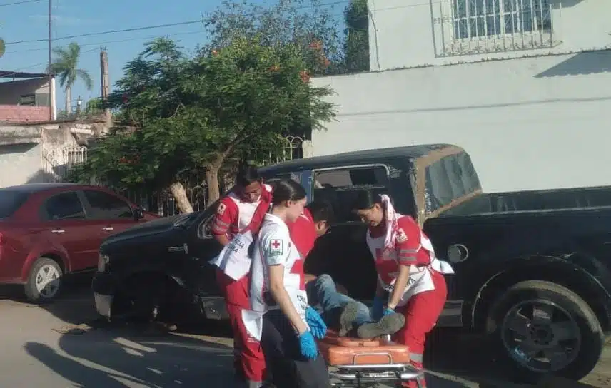 Paramédicos de Cruz Roja auxiliando al motociclista lesionado