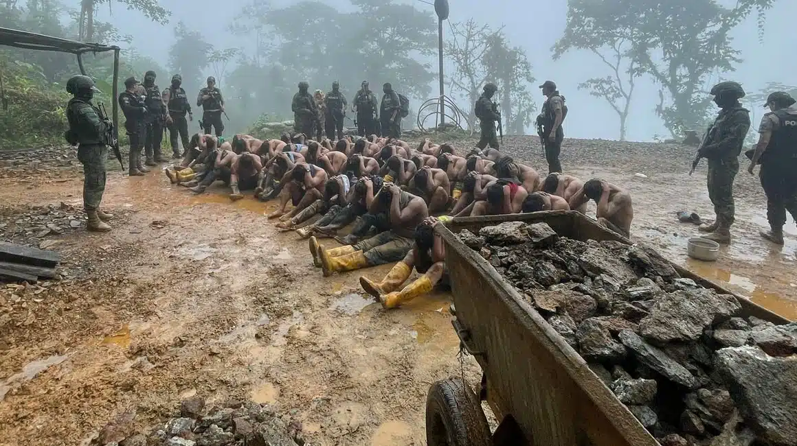 Liberan a 46 mineros que eran retenidos contra su voluntad en el sur de Ecuador