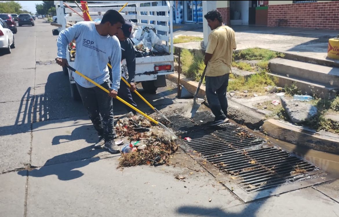 Limpieza de boca de tormenta por parte de la Secretaría Obras Públicas, Urbanismo y Ecología de Ahome