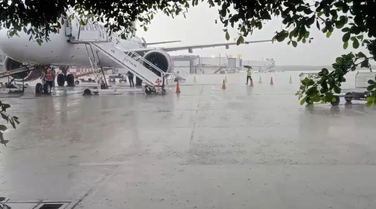 Lluvia en el aeropuerto de Mazatlán
