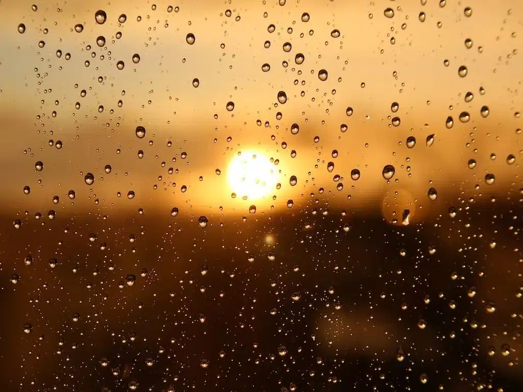 Gotas de lluvia en un cristal y el Sol al fondo