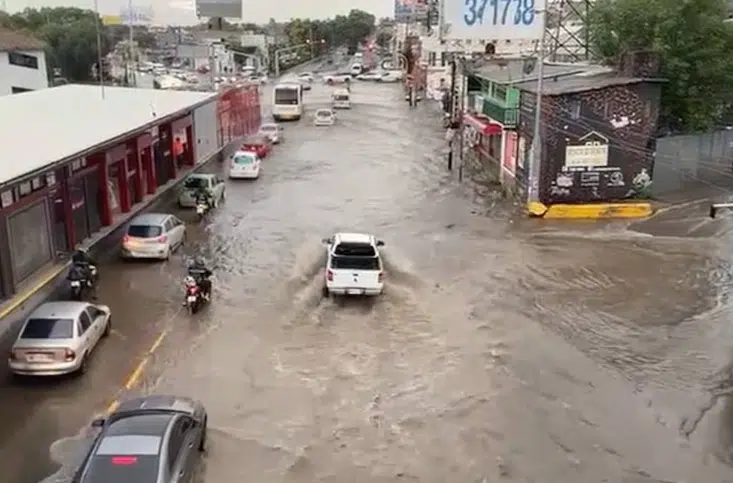 VIDEO: Lluvias e inundaciones cubren las calles de Ecatepec y Tecámac, en Edomex