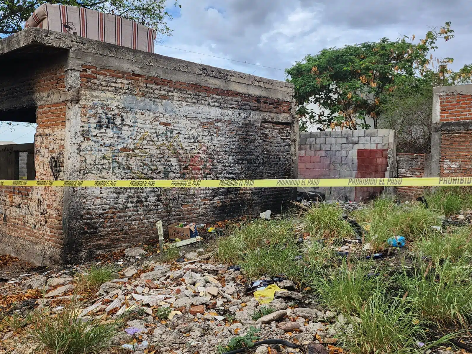 Localizan cadáver carbonizado junto a una casa abandonada en Culiacán