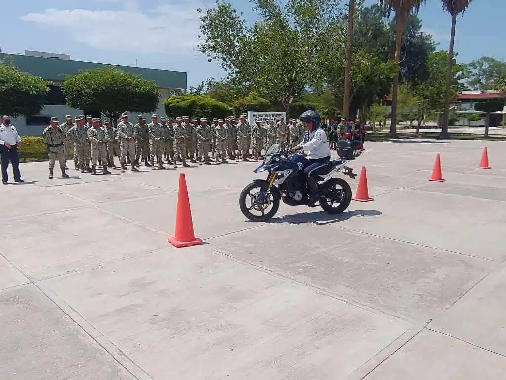 Dirección de Tránsito Municipal de Ahome mostrando el manejo preventivo de una motocicleta a los soldados del 89 Batallón de Infantería