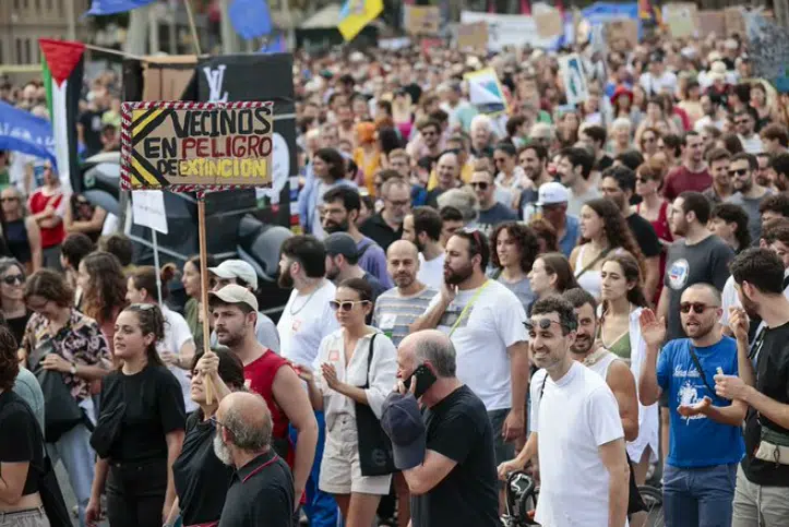 Realizan multitudinaria manifestación contra el turismo masivo en Barcelona