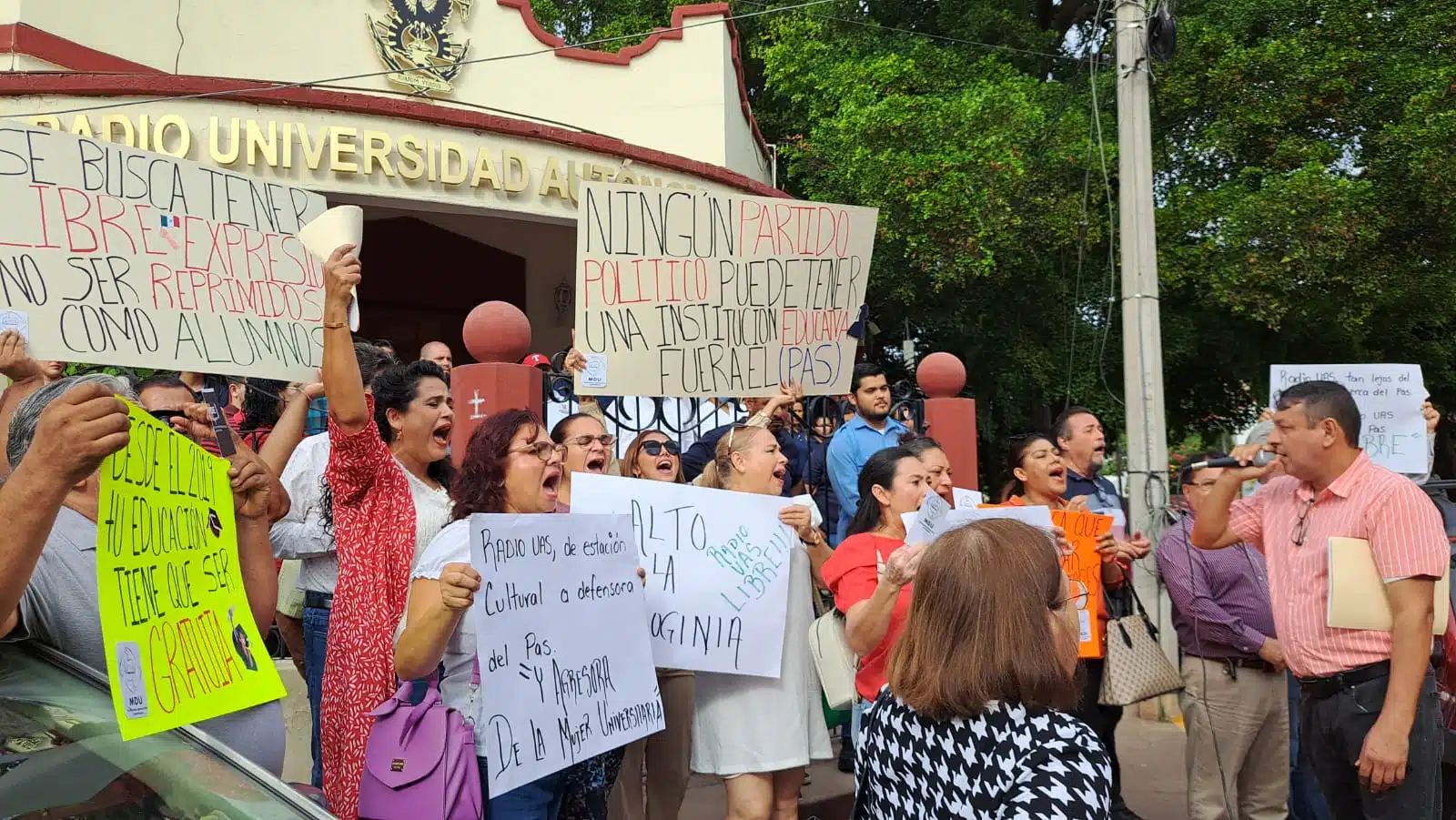 Manifestantes afuera de Radio UAS en Culiacán