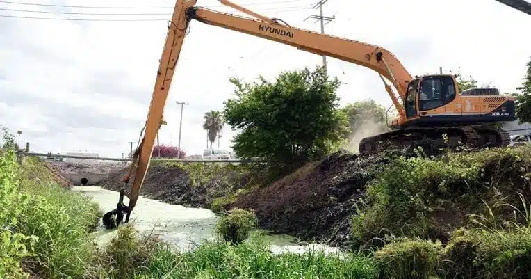 Máquina brazo largo de los módulos de riego que apoyan al municipio de Ahome en la limpieza de los drenes y canales.