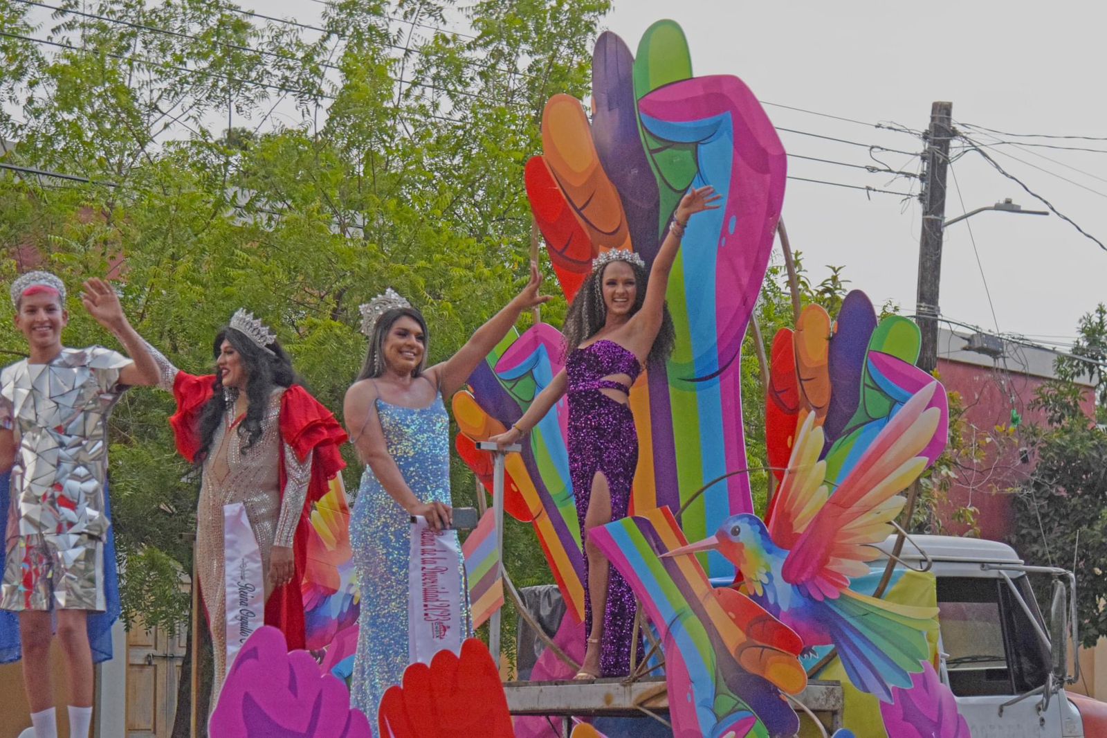 Miembros de la comunidad LGBTTTIQ+ durante la primera marcha en El Fuerte