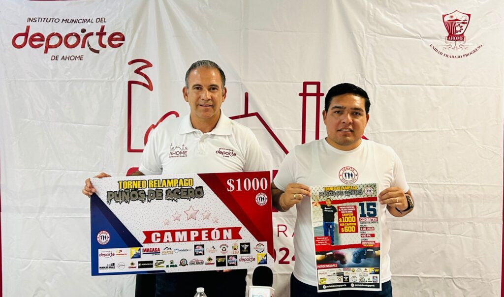 El director del IMDA, Marco Galaviz y el joven Moisés Peñato Ruiz, en la presentación del torneo