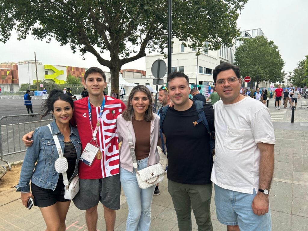 Marco Verde acompañado por su familia a las afueras de la Villa Olímpica