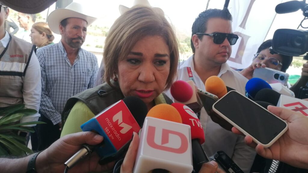 María Inés Pérez Corral con medios de prensa