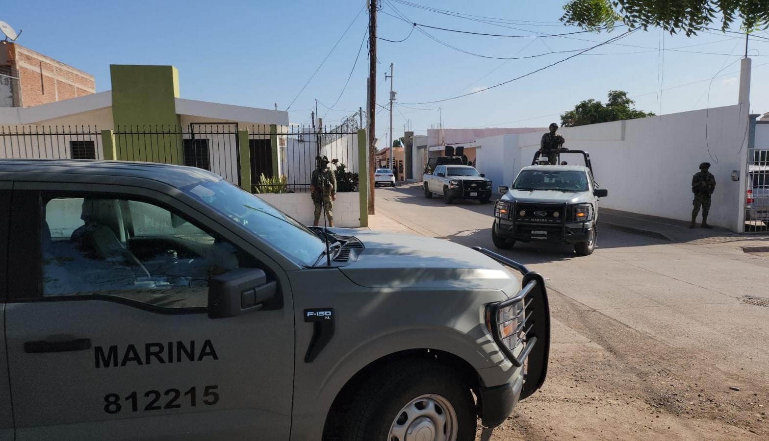 Camionetas de la Marina en calles de Culiacán
