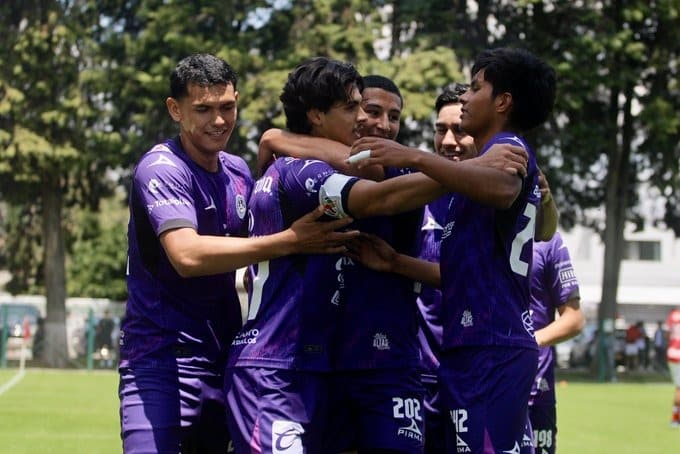 Abrazo grupal del Mazatlán FC