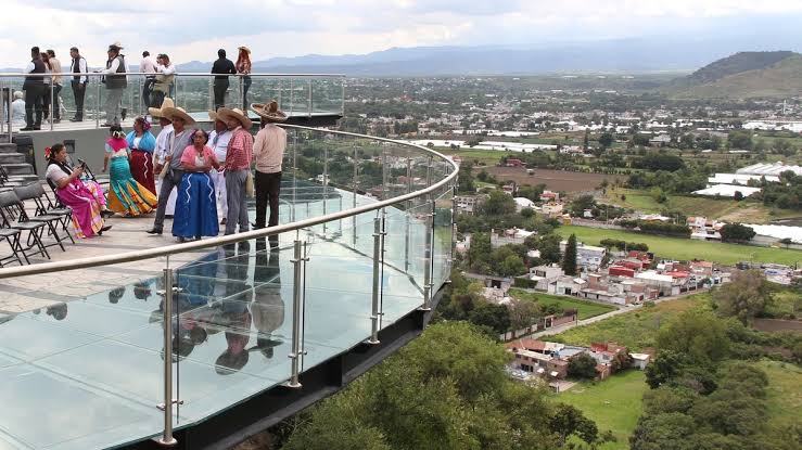Menor de edad cae de 50 metros del mirador de cristal de Atlixco