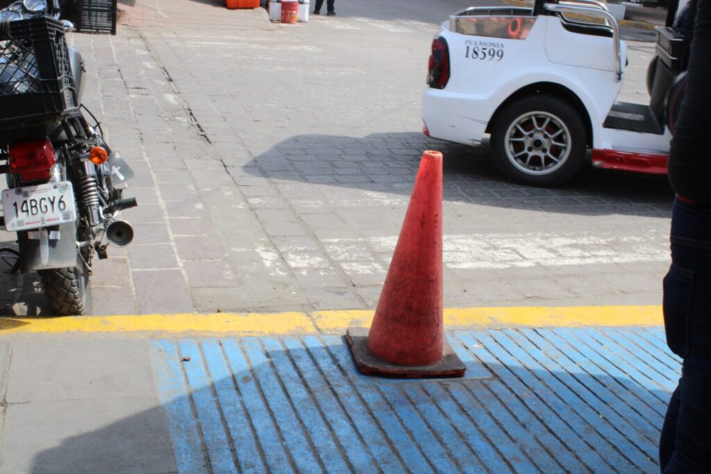 Cono para tapar uno de los agujeros en el mercado municipal Pino Suarez