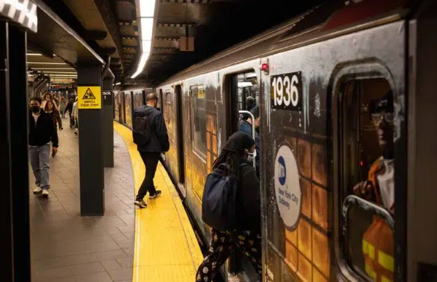 Alcalde de Nueva York instalará detectores de armas en las estaciones del metro