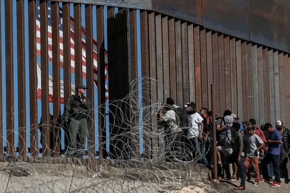 Republicanos aprueban programa electoral que incluye la mayor deportación de migrantes en EU