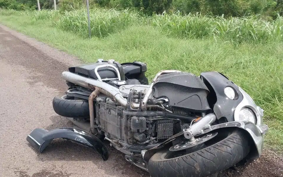 La moto quedó en el suelo tras el accidente