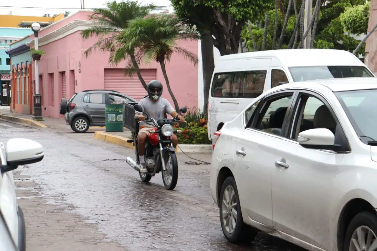 Motocicleta conduciendo con casco en Mazatlán