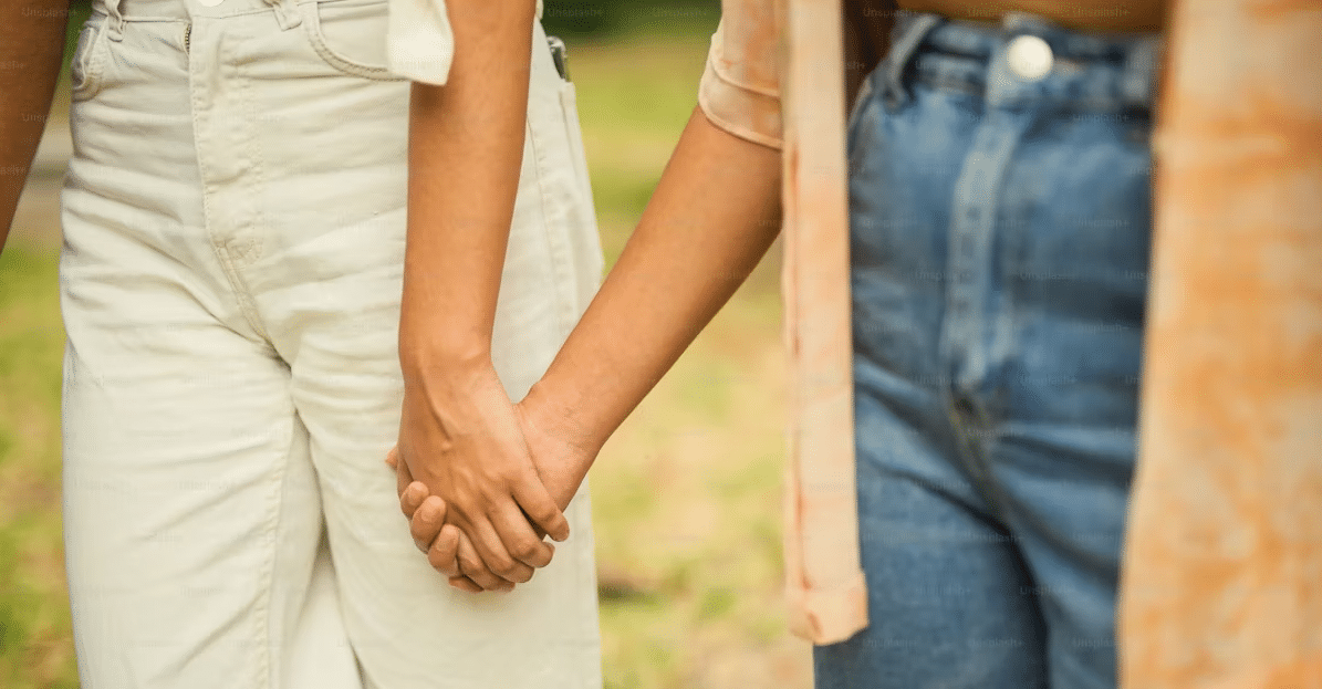 Mujeres tomadas de la mano en señal de apoyo