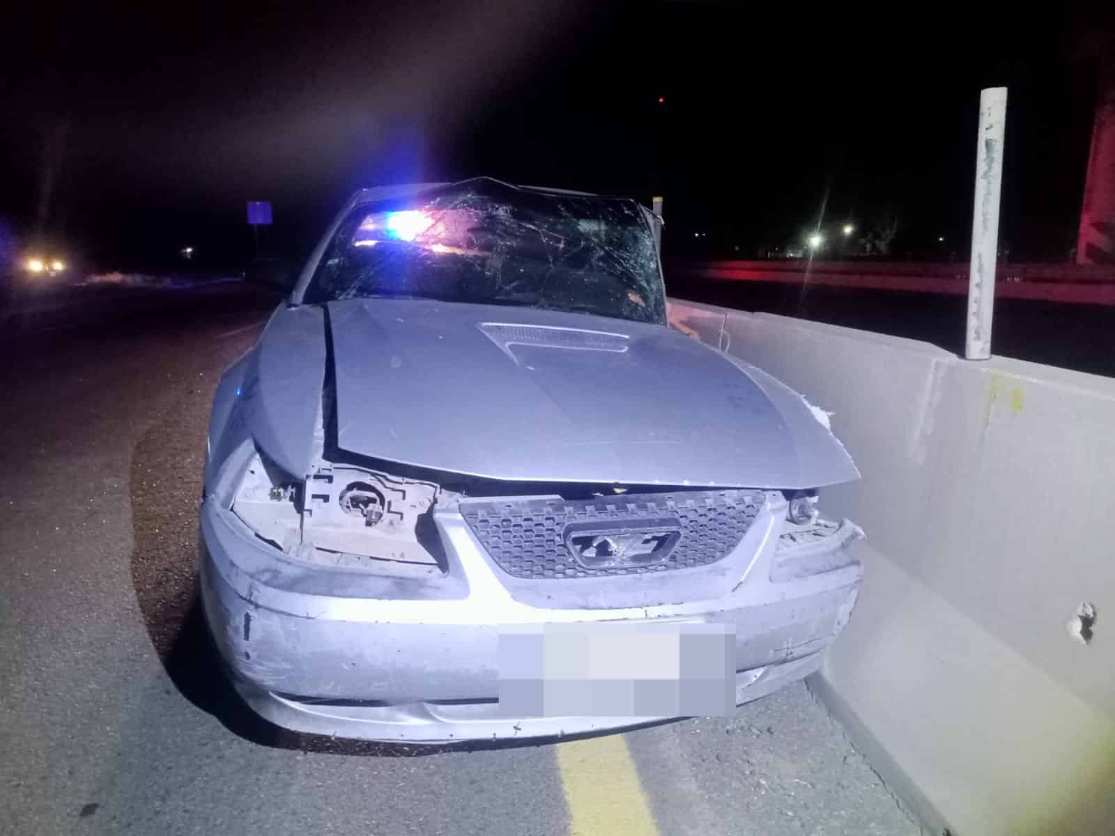 Mustang modelo 2007 terminó involucrado en un choque la madrugada de este miércoles