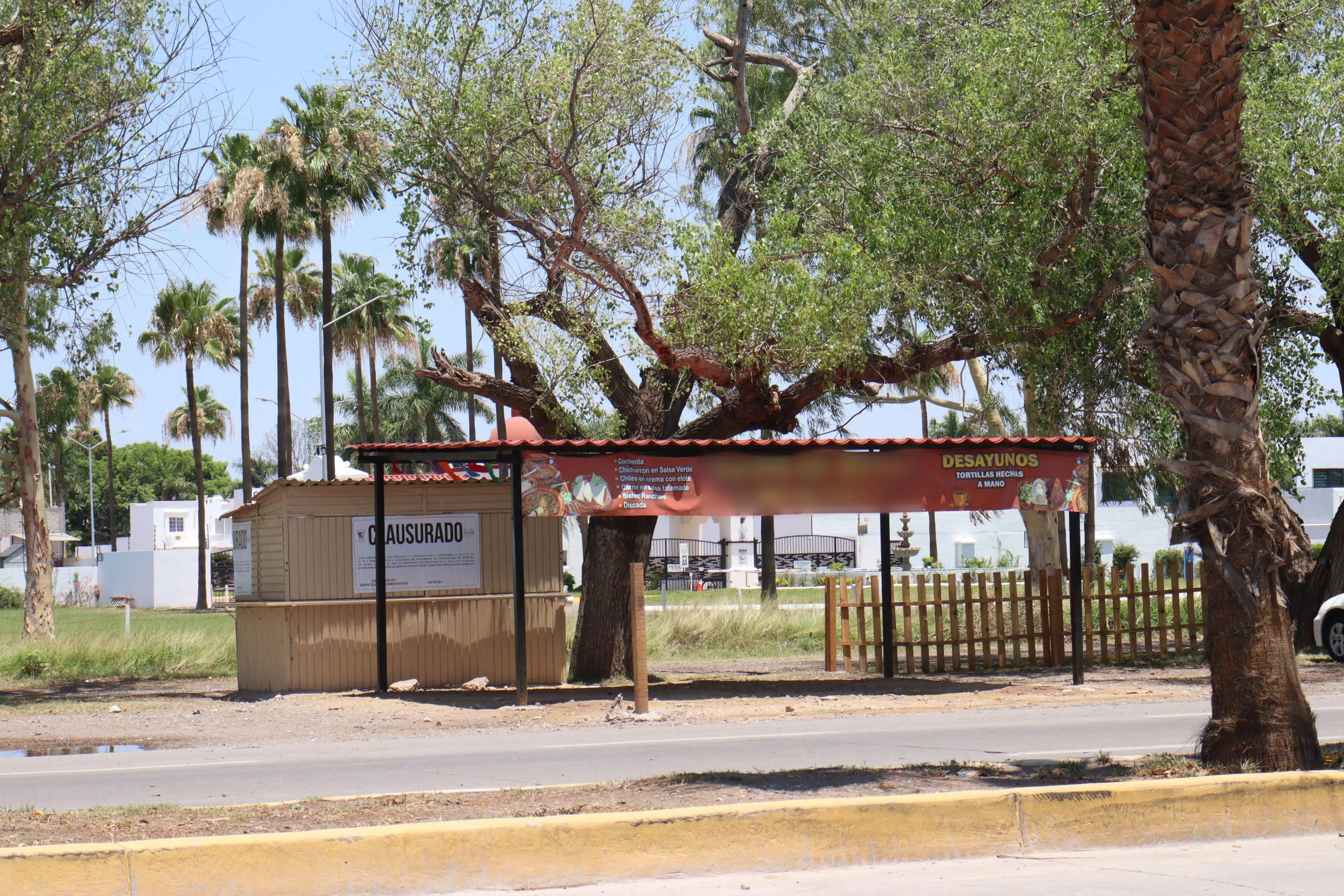 Negocio clausurado en la alameda de la carretera Los Mochis-Topolobampo