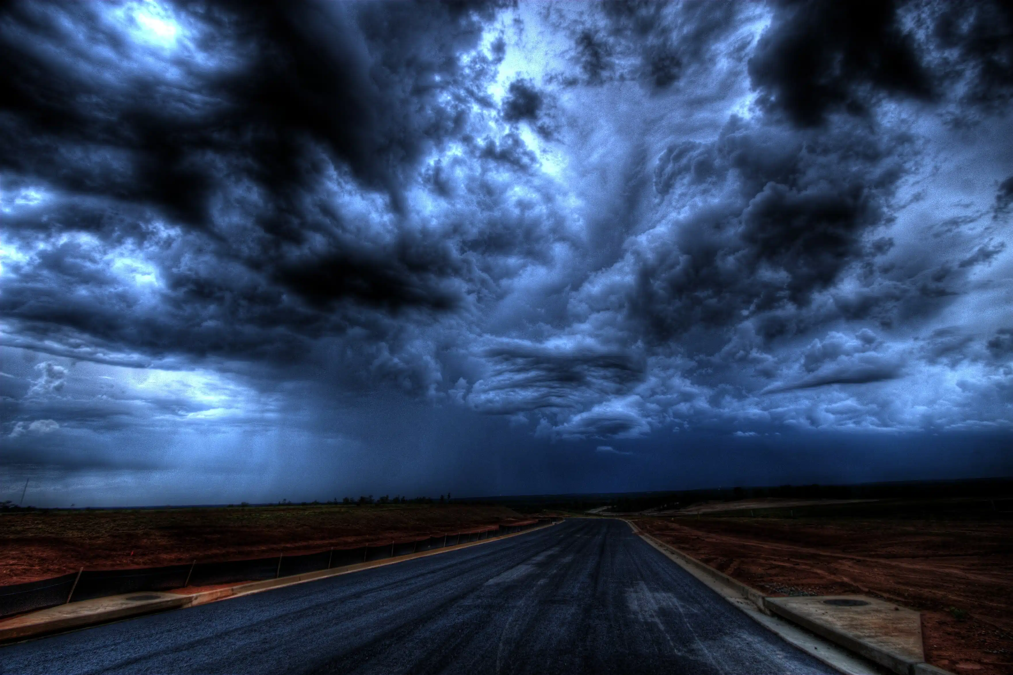 Nubes de tormenta en un camino por carretera