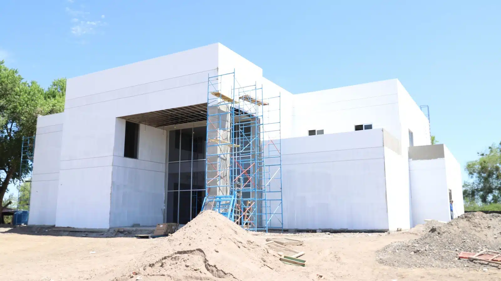 Obra en construcción del Centro de justicia para las mujeres en Guasave