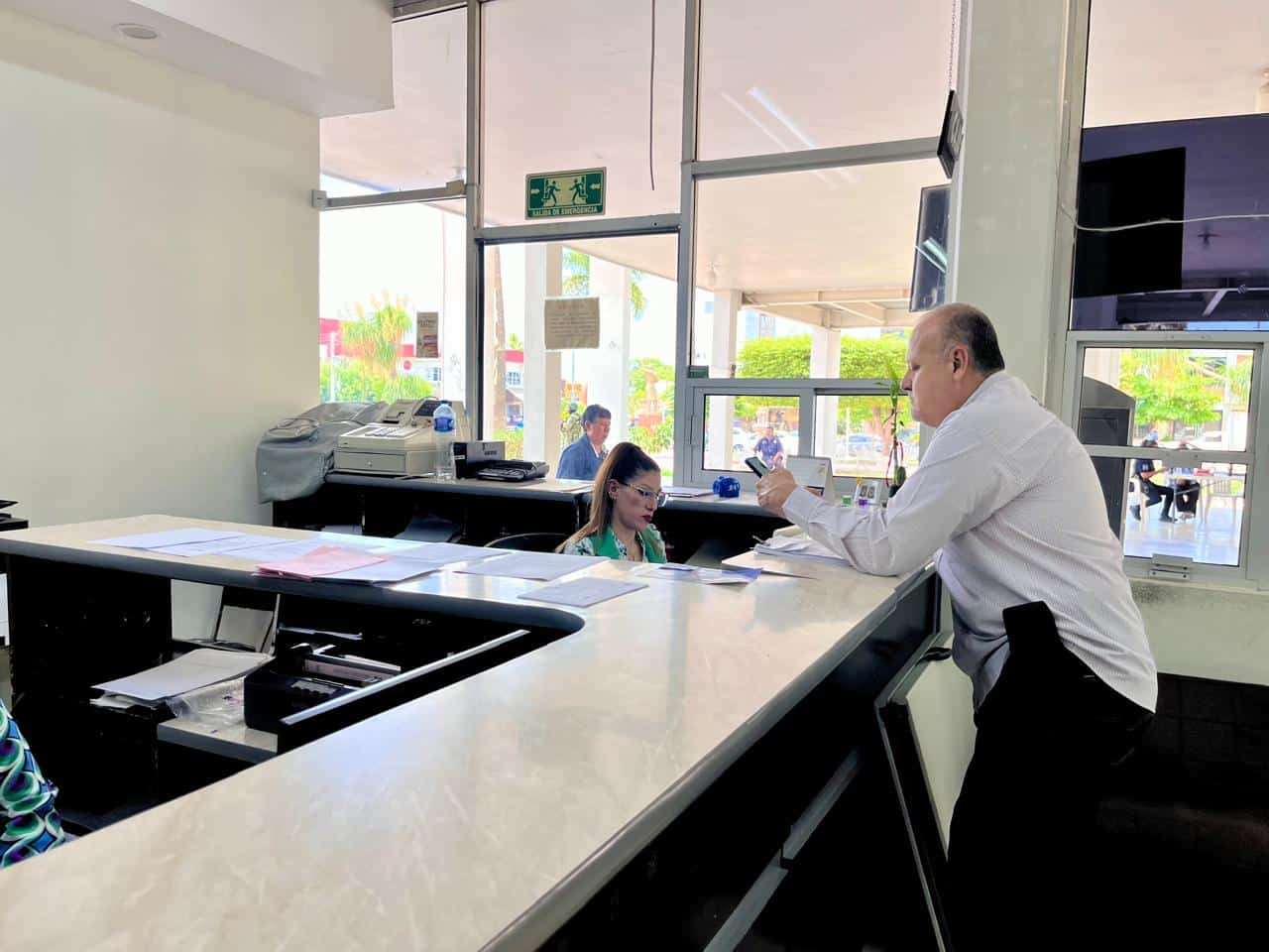 Usuario pagando el Impuesto Predial Urbano en la Tesorería del Ayuntamiento de Salvador Alvarado.