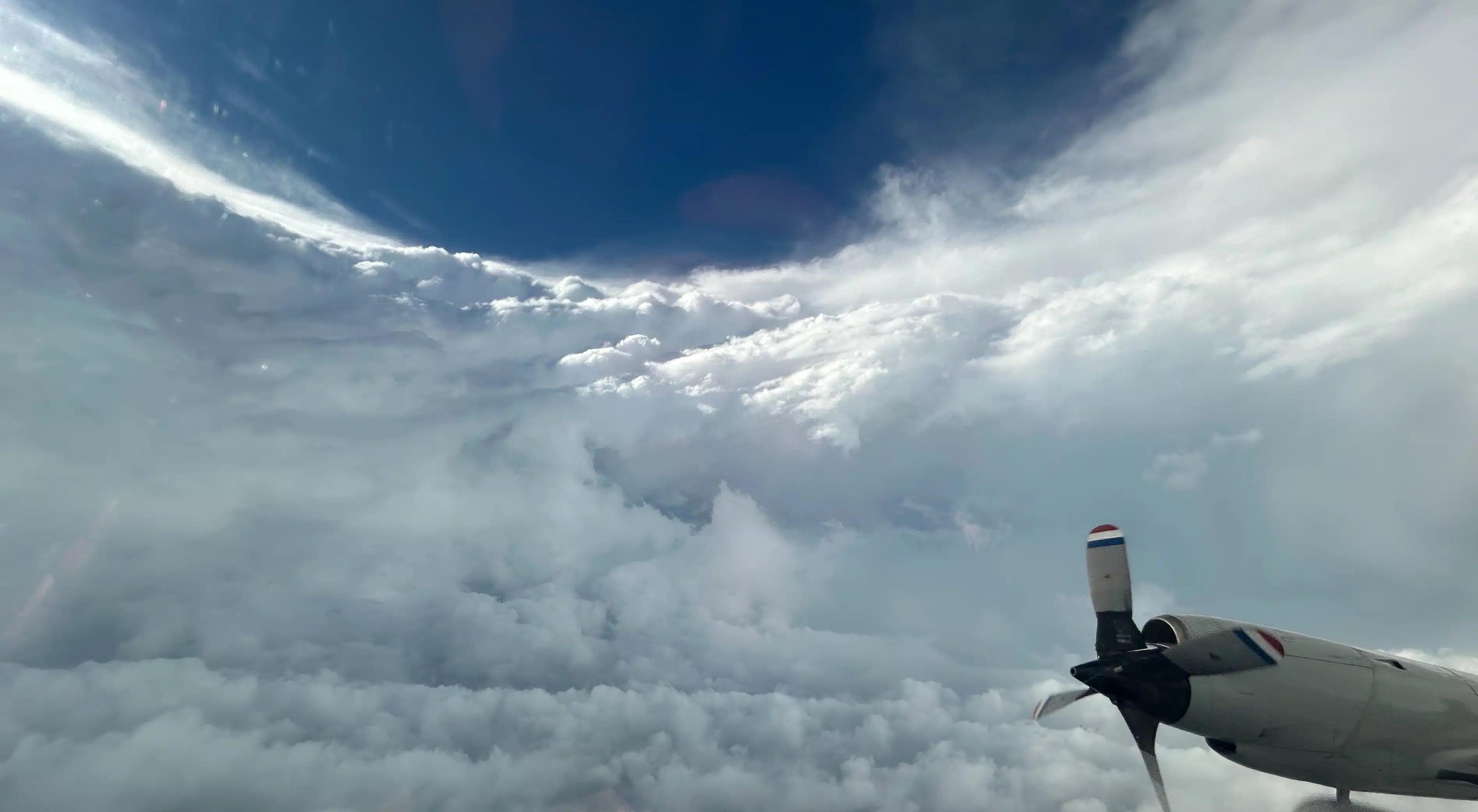 Un avión de la NOAA toma una foto del ojo del huracán Beryl