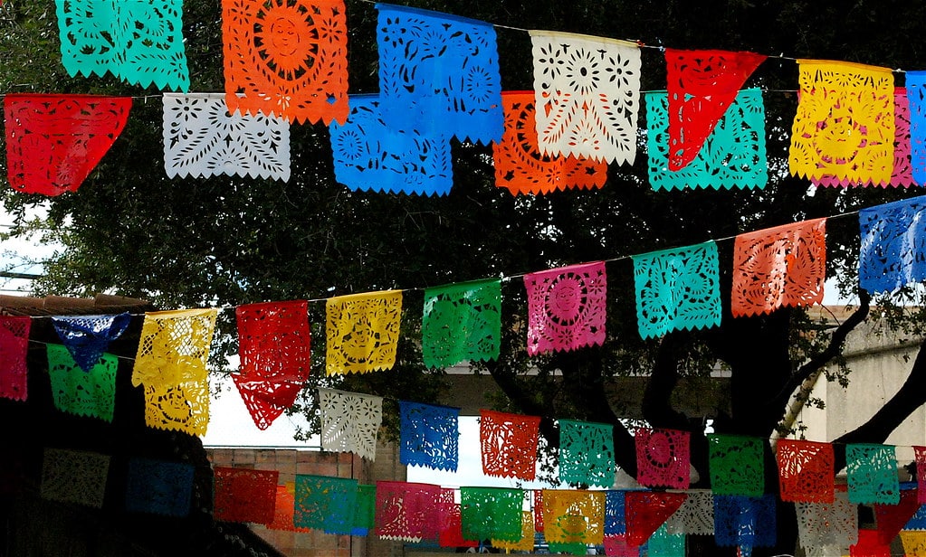 Arreglos coloridos de papel para una fiesta