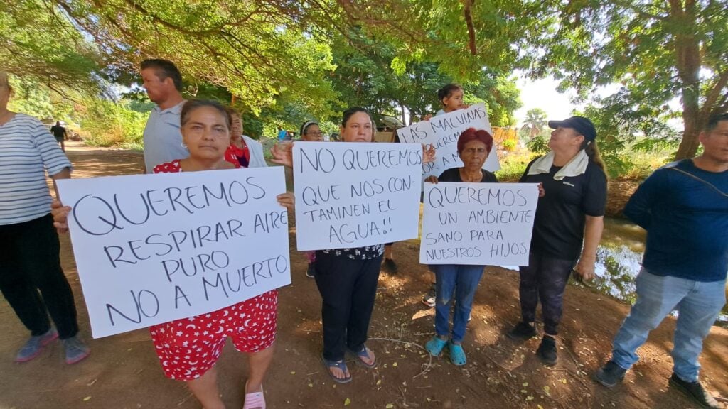 Vecinos de Las Malvinas muestran sus carteles de protesta