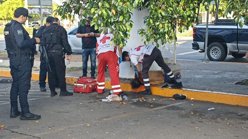 Paramédicos de Cruz Roja dieron los primeros auxilios a la persona que fue embestida por un vehículo en Culiacán. Cortesía