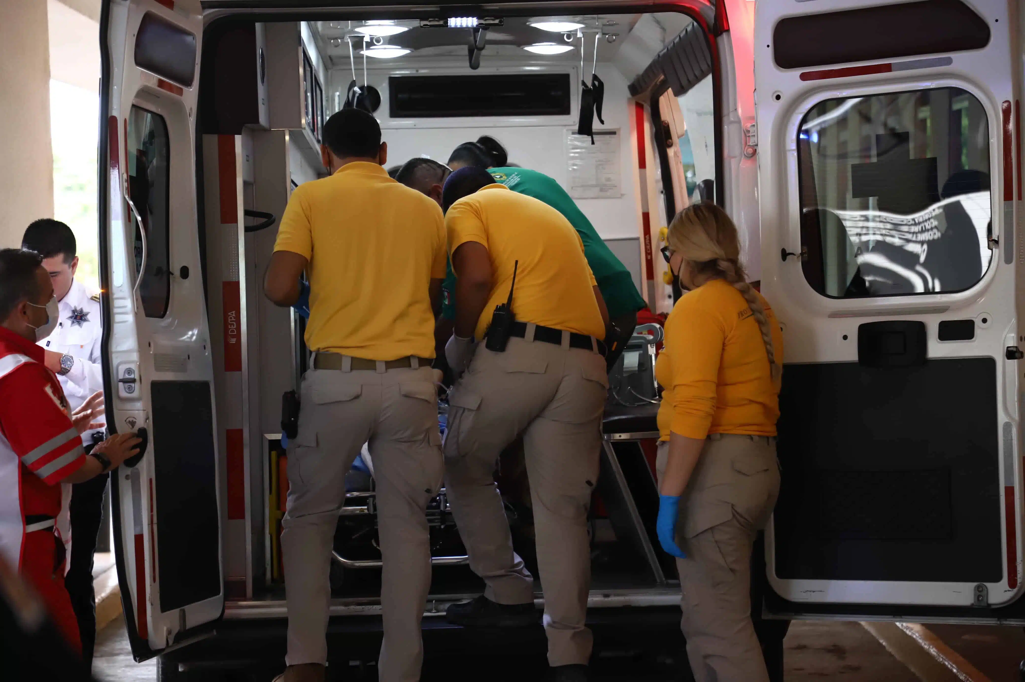 Paramedicos-en-ambulancia-tratando-de-sacar-a-paciente-afuera-de-un-hospital