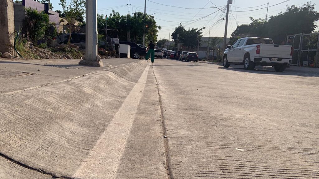 El gobernado Rocha Moya junto con el alcalde Juan de Dios Gámez entregaron dos calles en Las Coloradas y una más en la colonia Campesino El Barrio