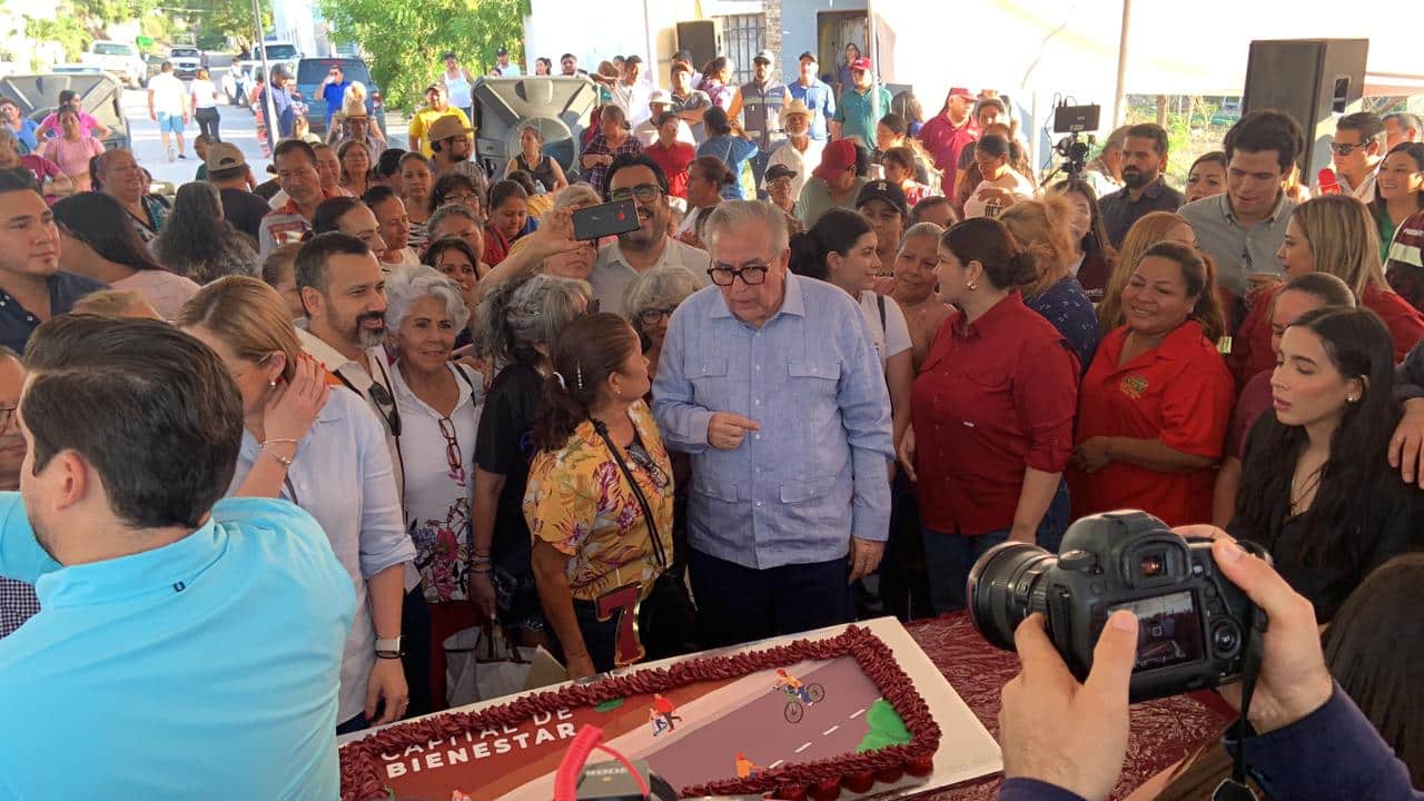 Gobernador Rubén Rocha Moya presente en la entrega de calles para las colonias de Culiacán
