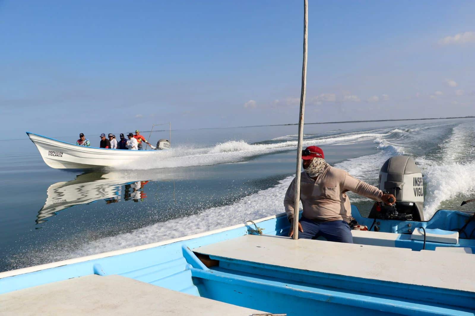 Pescadores en dos lanchas