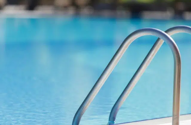 Niño de 3 años muere en España tras caer a una piscina