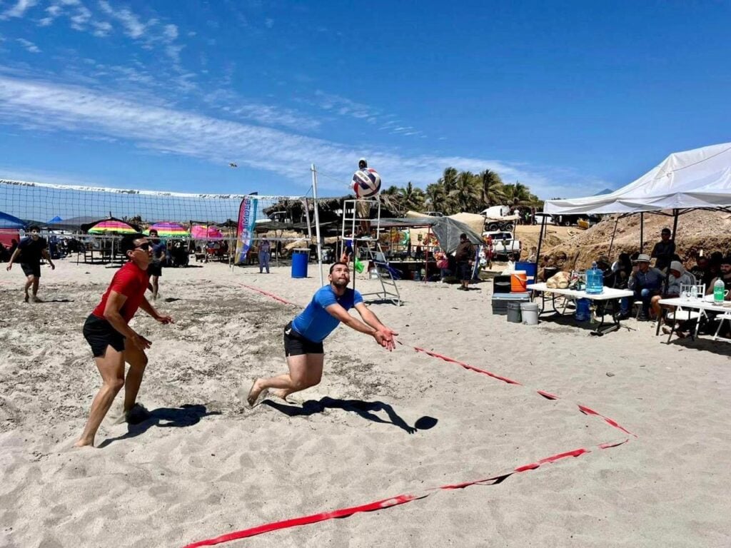 Personas jugando vóley de playa en Elota