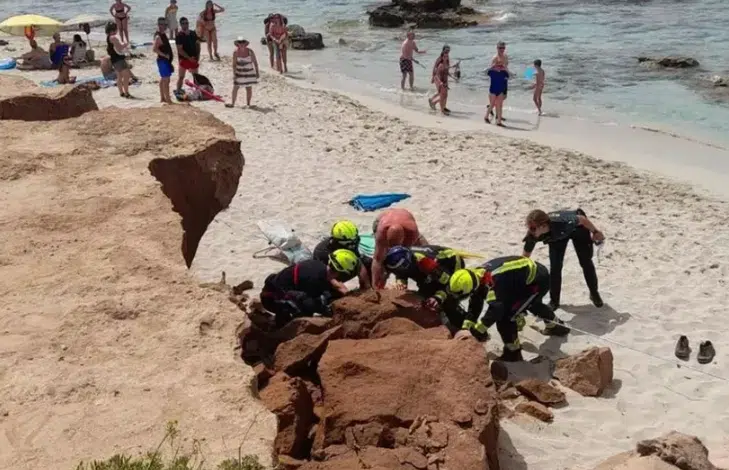 Niña de 2 años fallece tras despendimiento de rocas en playa de España