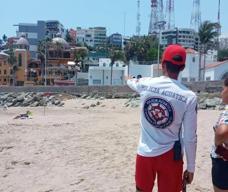 Elemento de la Policía Acuática a la orilla de la playa en Mazatlán